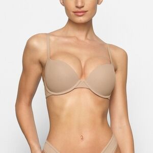 SKIMS CUSTOMFIT PUSH UP NWT!